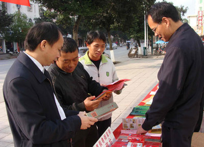 普法宣傳進萬家，法治煙草促和諧——各地煙草部門多形式開展“12·4”國家憲法日法制宣傳活動